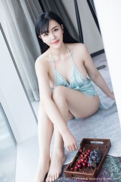 美女自